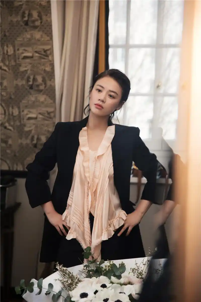 马思纯西装亮相巴黎时装周 英气利落撩力全开