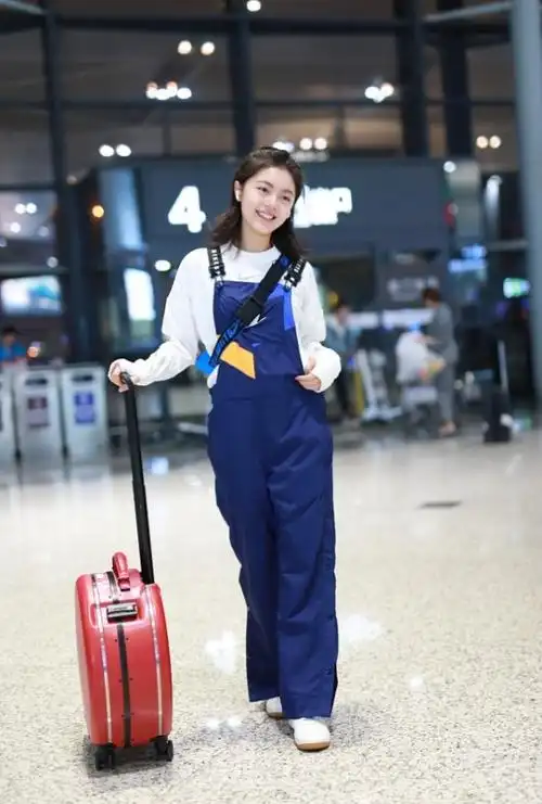 赵今麦的盐系打扮真美,穿背带裤清爽十足,就是裤子太肥有点显胖