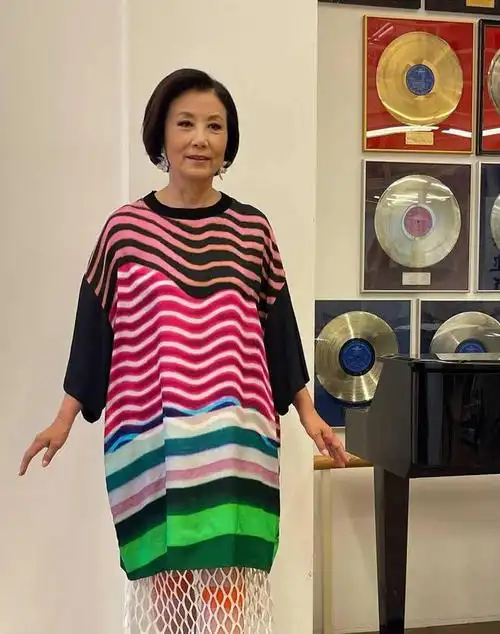 汪明荃原装五官不怕老牛仔外套配喇叭裤潇洒利落简约洒脱