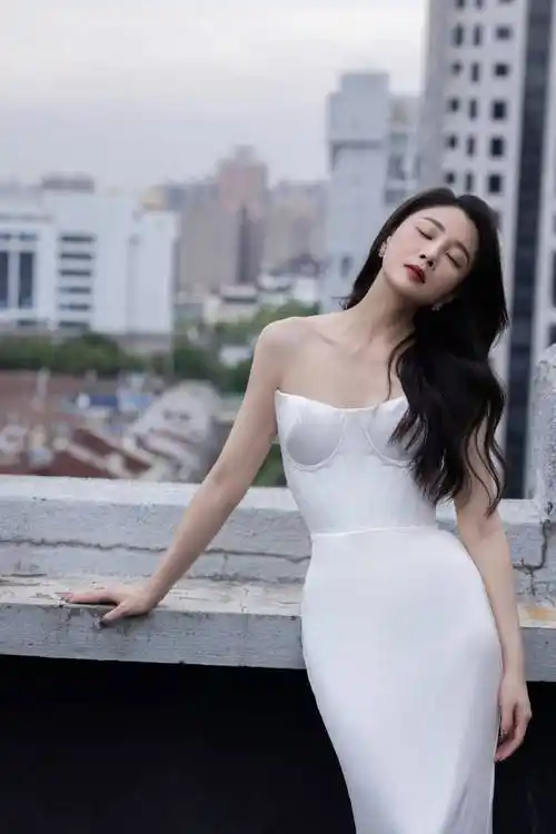 一组殷桃身穿修身白裙的写真照,展现最美身材曲线 –第 9 页– 爱读书