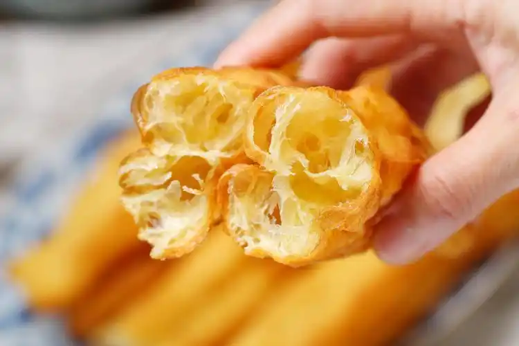 自制空心香酥大油条只要掌握正确比例和做法蓬松好吃又健康