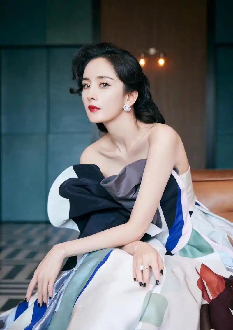 杨幂芭莎绝美红毯大幂幂看起来真的太贵啦