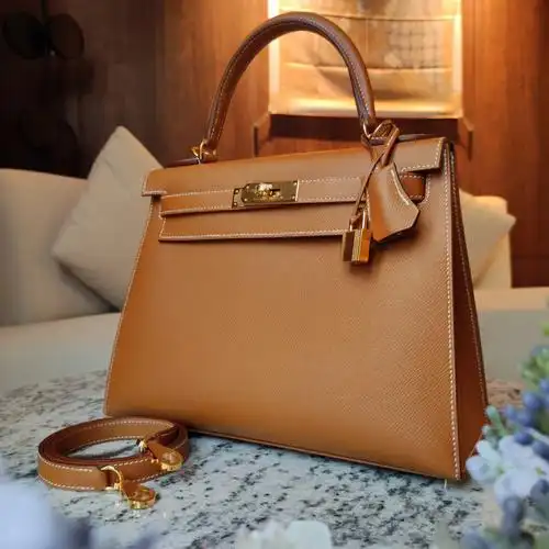 金刚色之一,棕色本就会给人平静自信内敛沉稳的感觉,金棕色带给人一种