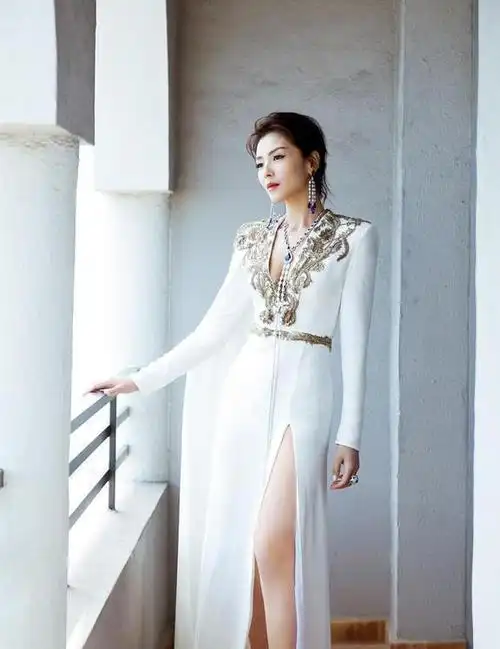 42岁刘涛又惊艳了,穿露肩鱼尾裙勾勒出窈窕身材,"马蜂臀"抢眼