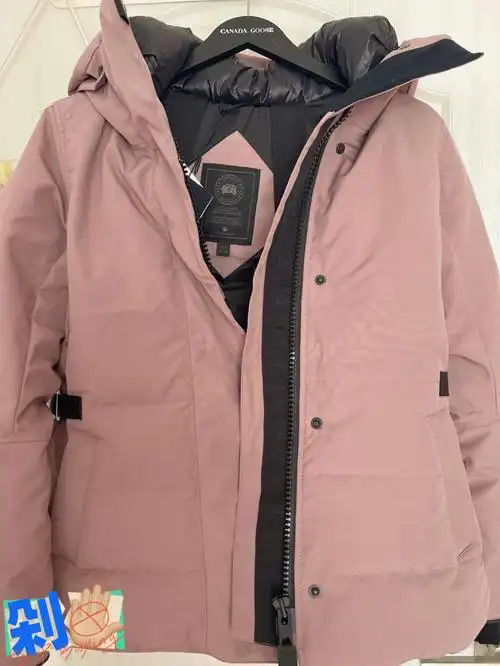 粉粉嫩嫩加拿大鹅羽绒服