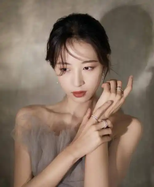 新剧《从结婚开始恋爱》剧照曝光,结婚证太抢眼,女主是肖战闺蜜_龚俊