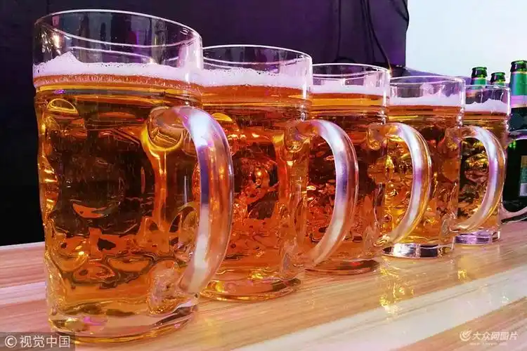 青岛啤酒节:中外啤酒琳琅满目各展风采