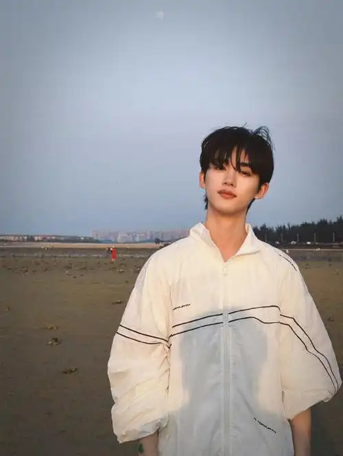 丁程鑫22岁生日写真##丁程鑫海边生日大片