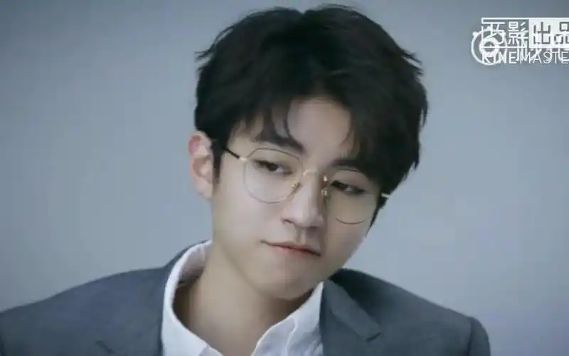 王俊凯我的天怎么会有戴眼镜这么好看的男孩子