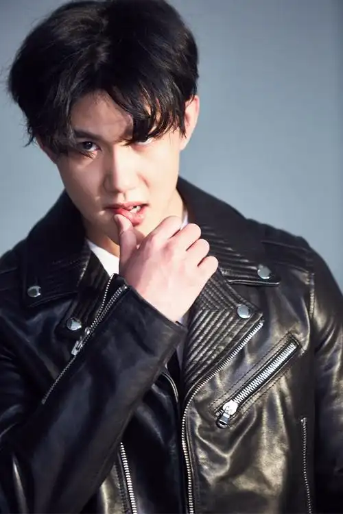 李昕哲换下职业套装 皮衣look痞气十足