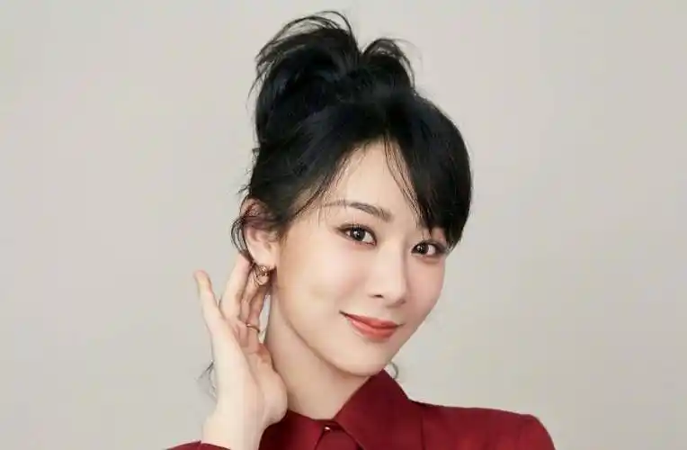 杨紫发图庆祝29岁生日,你留意到她手上的东西了吗?