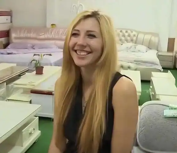 陈萱萱立刻启程来到了河北,见到了阿廖莎并且决定把阿廖莎带在自己