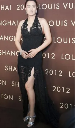 巩俐出席某活动,网友:气场太强大