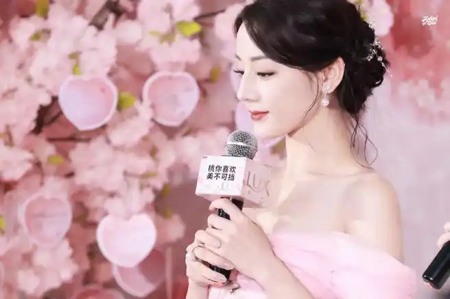 迪丽热巴捧泡泡##迪丽热巴代言力士沐浴系列