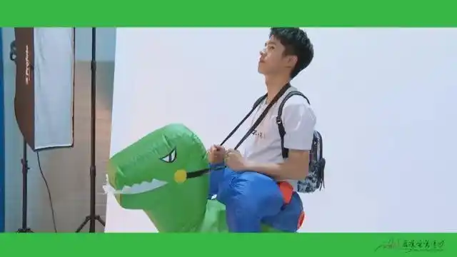 刘昊然超话#刘昊然明星大侦探# 魔性鬼畜刘传单 恐龙装备整全套 奶