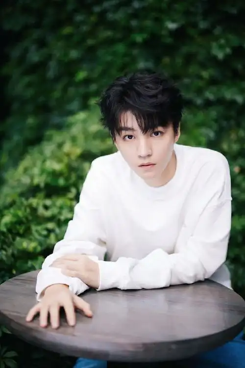 王俊凯绿野大片开启秋日清新经典蓝白穿搭更衬俊颜养眼