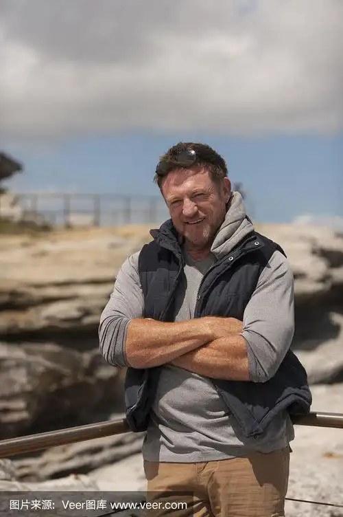 快乐的澳大利亚成熟男人在户外