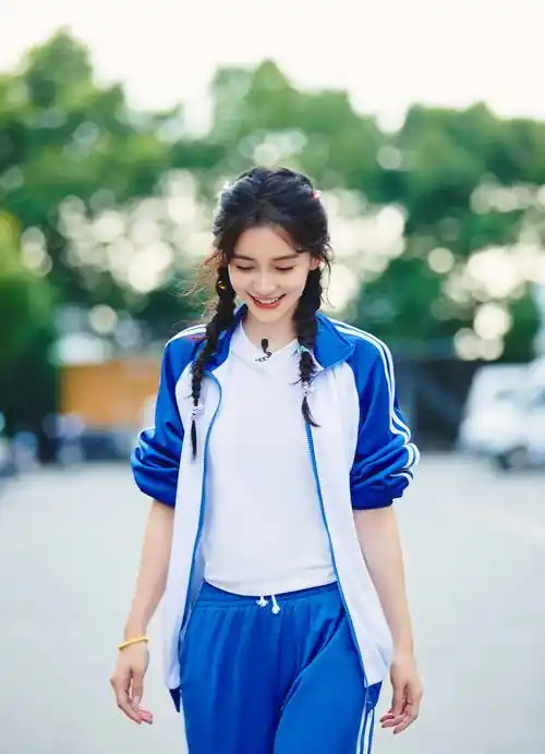 双马尾造型清纯甜美 穿蓝白校服好似高中学姐