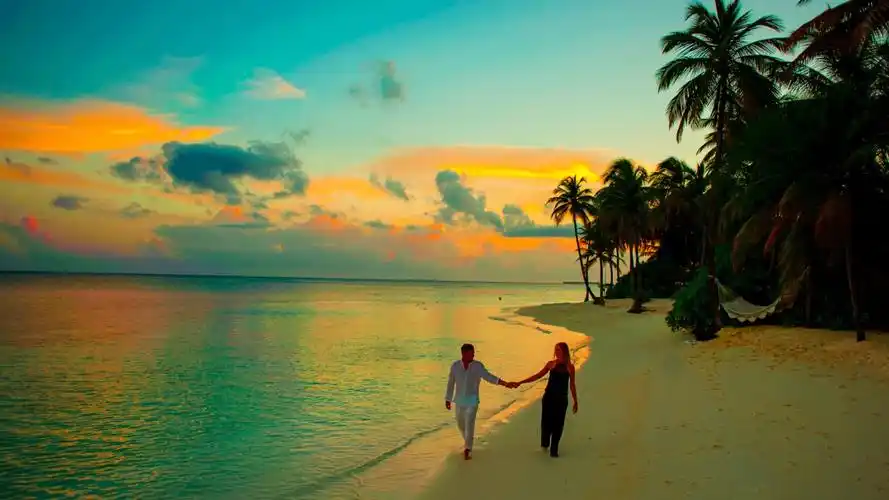 情侣海边浪漫的图片-人物壁纸-高清人物图片-第4图-娟娟壁纸