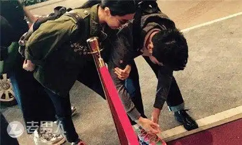 罗晋给唐嫣提鞋扒扒八对明星情侣的虐狗小动作