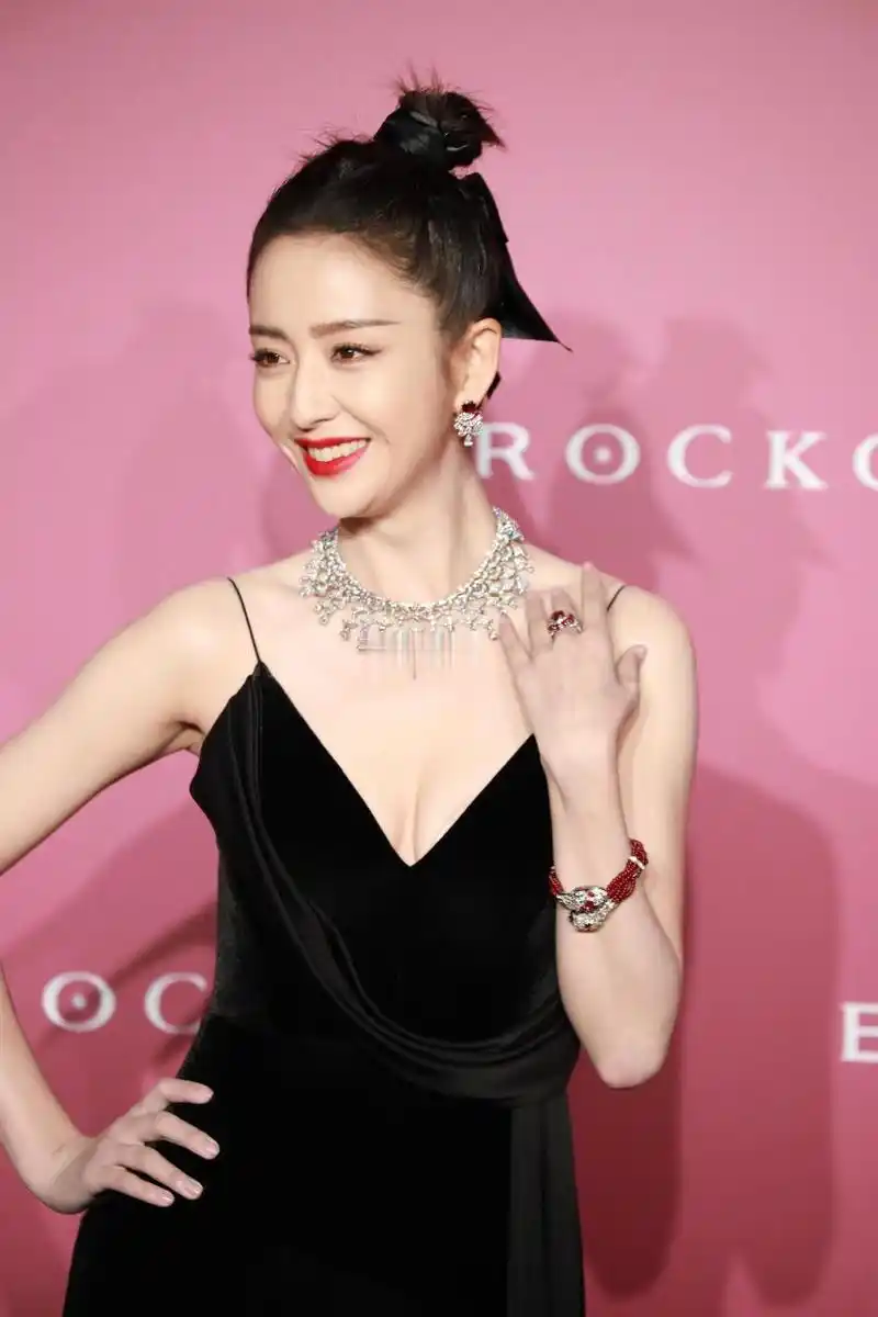 佟丽娅风华:佟丽娅在宝格丽活动中身着深v吊带裙的生图