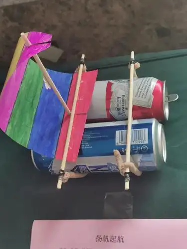 我的设计思路是利用身边最为常见废弃物来做原材料,实现废物利用,在