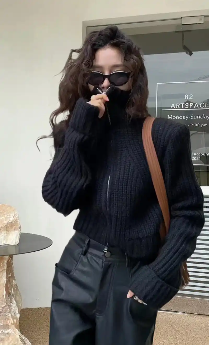 拽酷all black穿搭.这套设计感拉链高领黑色毛衣配高腰 - 抖音