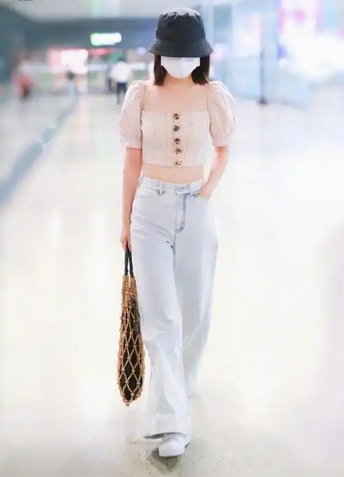李沁机场新造型泡泡袖上衣搭配牛仔长裤尽显清新自然般惬意