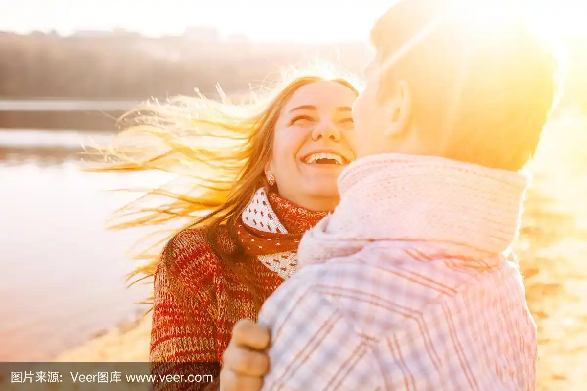 相爱的情侣大笑