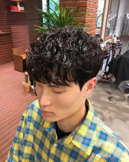 男生烫个纹理烫发型吧真的很帅