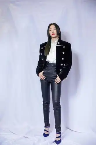 【1.22 孟美岐】黑丝绒骑士风复古夹克搭配皮裤,帅.