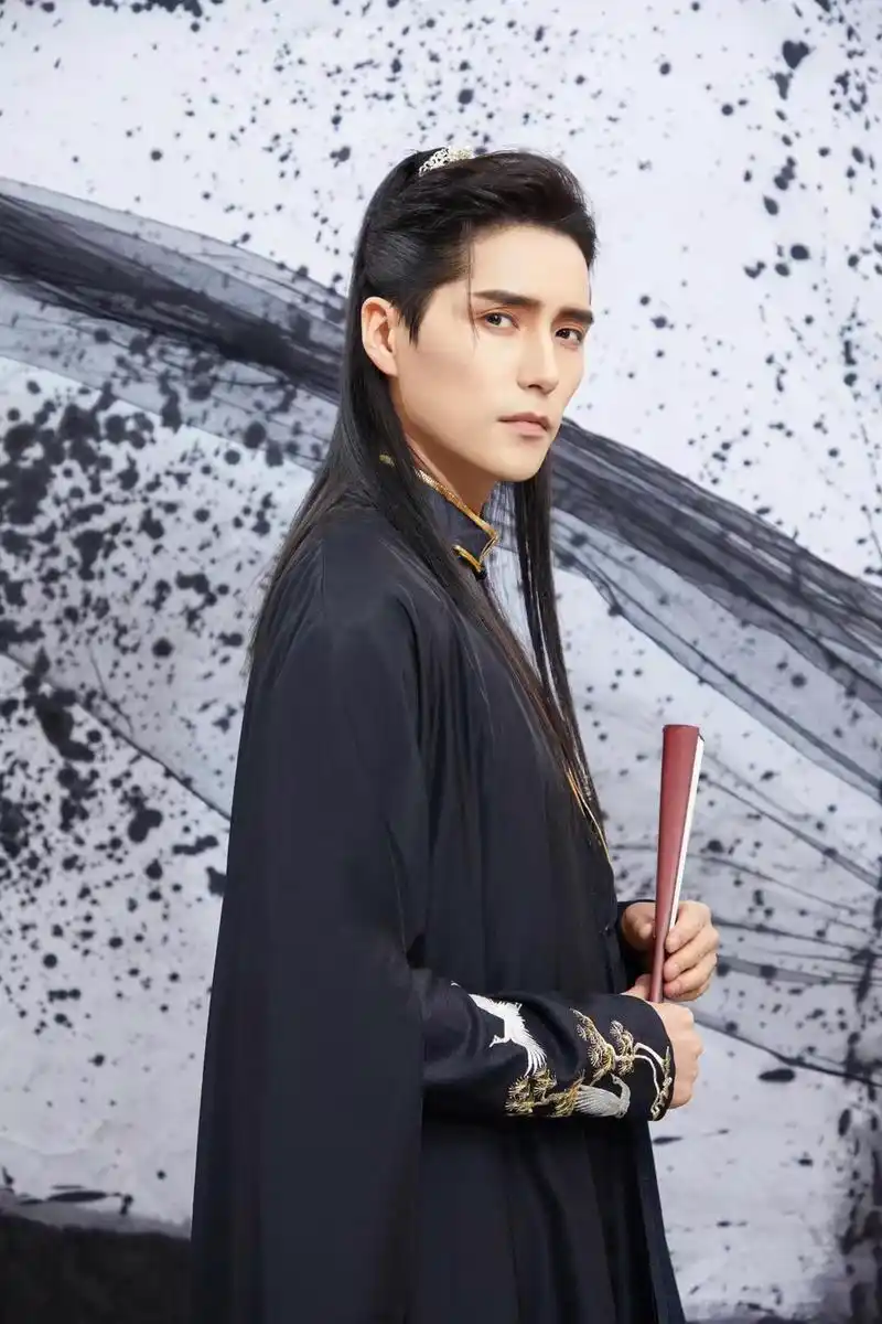 阿云嘎湖南卫视华人春晚古风男主造型水墨飘逸