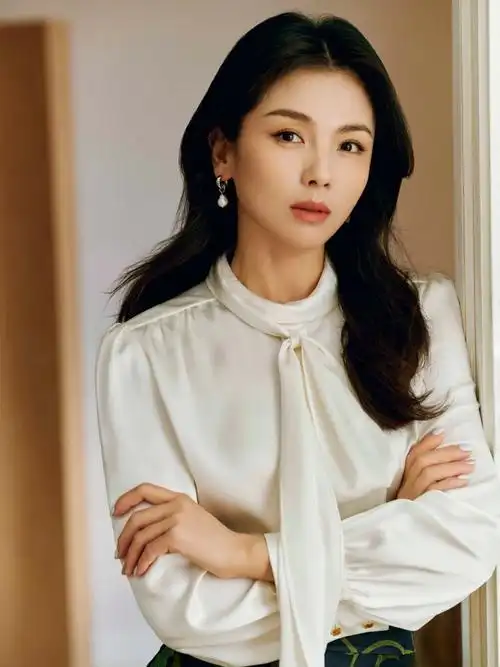 人刘涛#携手@yiner音儿开启新程,漫步馥郁花丛,以优雅叙事时装美学