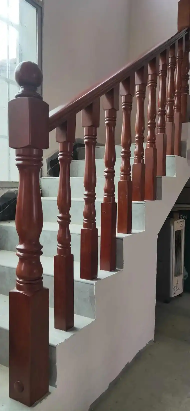 黄州区陈策楼镇汪家学村全橡木高档烤漆实木楼梯扶手完工附图如下