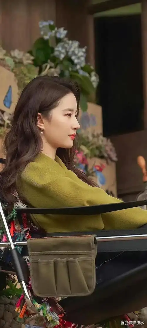 这样的刘亦菲你见过吗?她很单纯也很清醒,神仙姐姐绝非浪得虚名