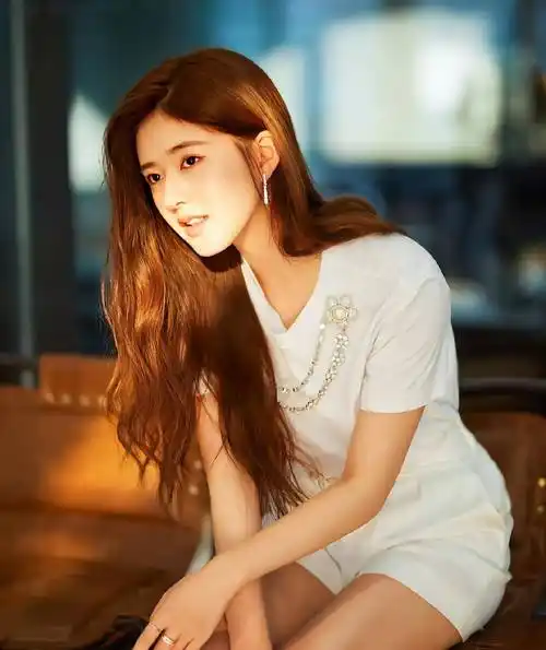 赵露思简单的白t恤搭配短裤,清爽又好看,令人期待!_图片_网络_入侵