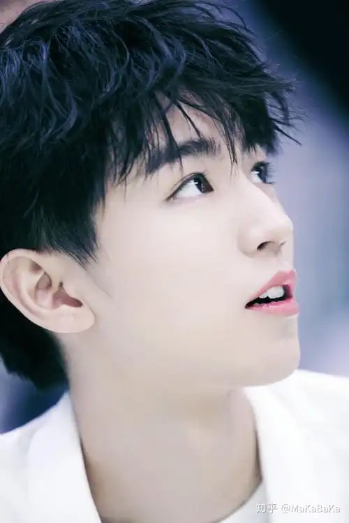 各位有没有王俊凯的侧面照