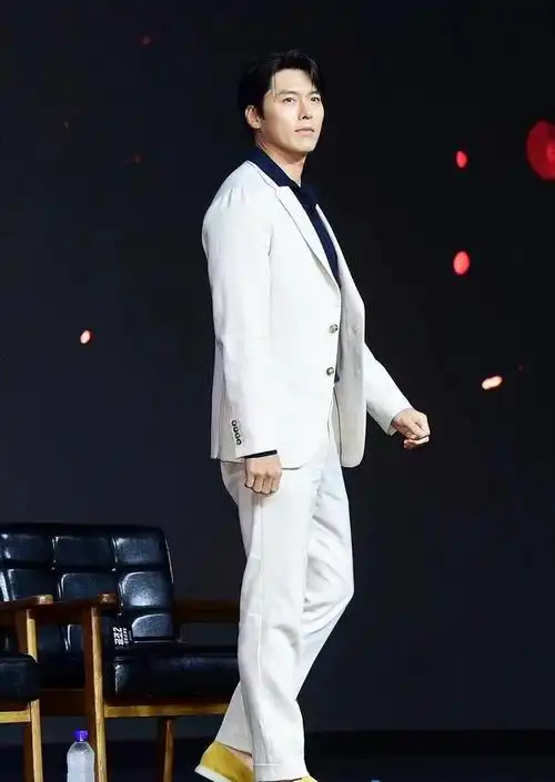 玄彬最新亮相幸福肥!穿白色西装参加发布会,胖一点后更帅气了