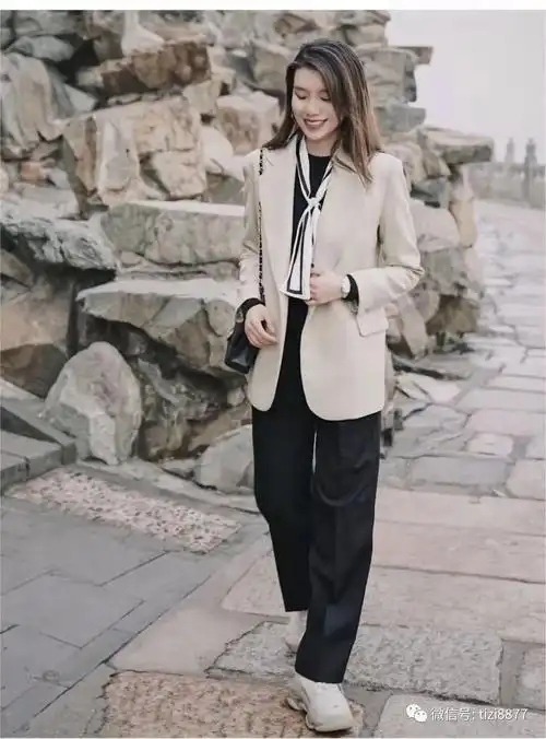 米色西装外套内搭什么颜色好看