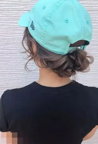 长发怎么戴鸭舌帽好看 女生戴帽子的扎发造型设计