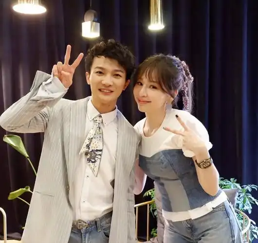 周深上春晚泪目:爸爸妈妈,从此我不会再自卑了