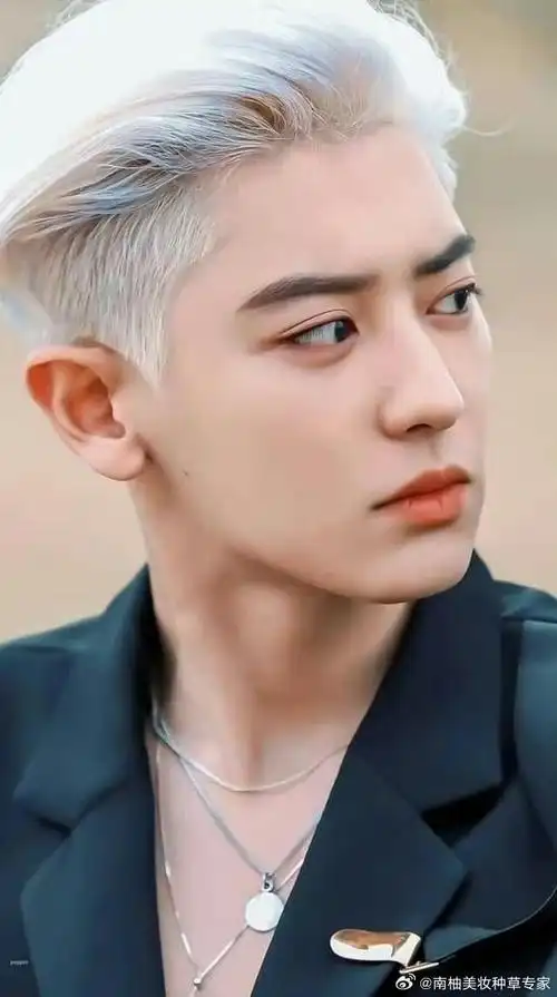 3800【朴灿烈】此男真的帅得很客观,,,五颜六色的头发都能驾驭,,,简直