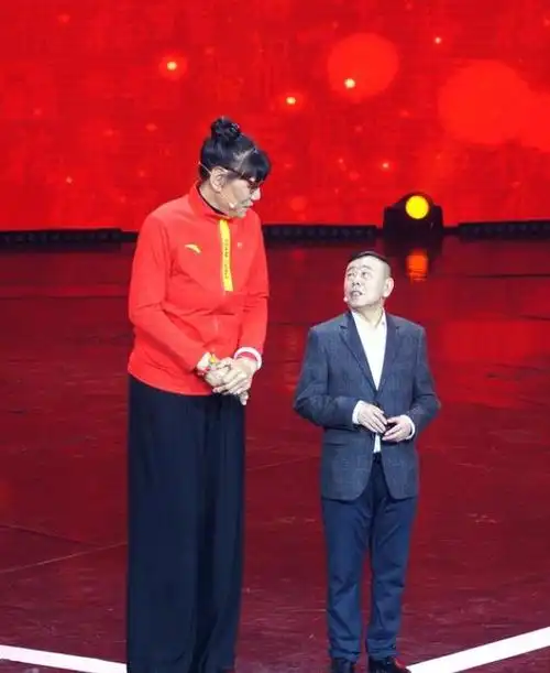 最萌身高差!63岁潘长江与女篮运动员郑海霞同框,在她怀里像小孩