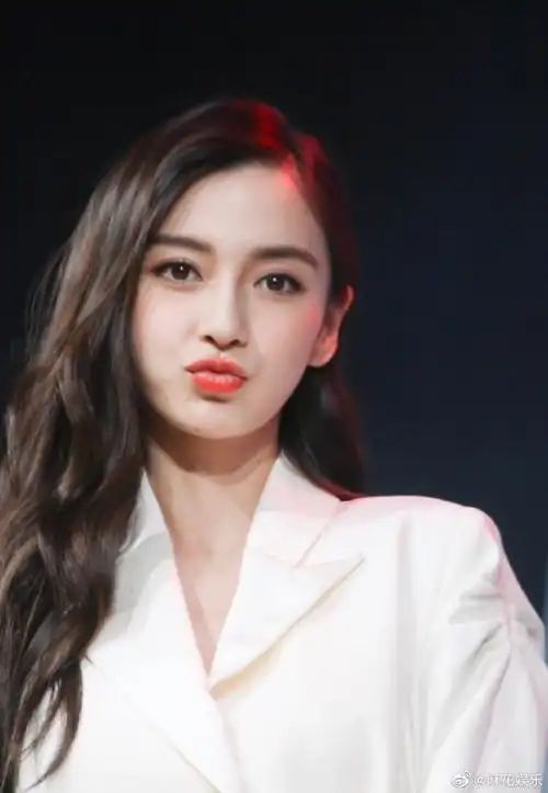 angelababy嘟嘴自拍