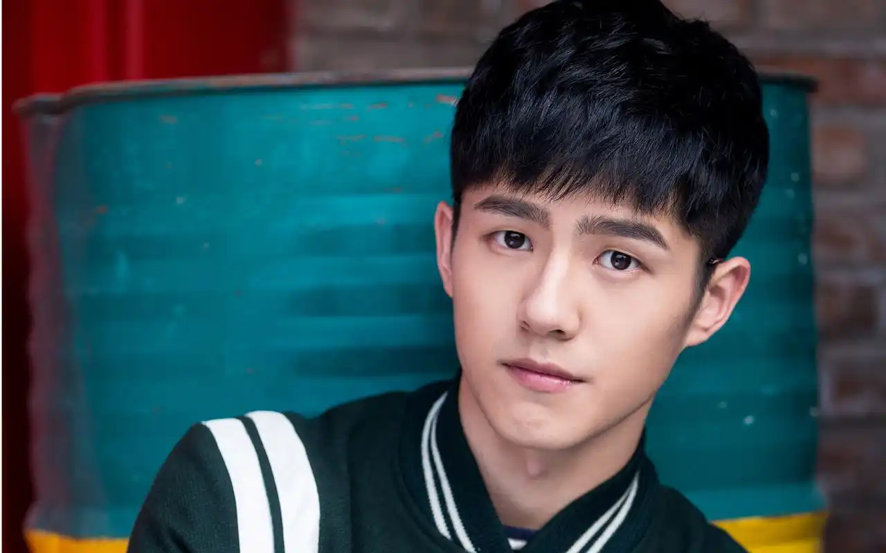 刘昊然街拍时尚高清桌面壁纸