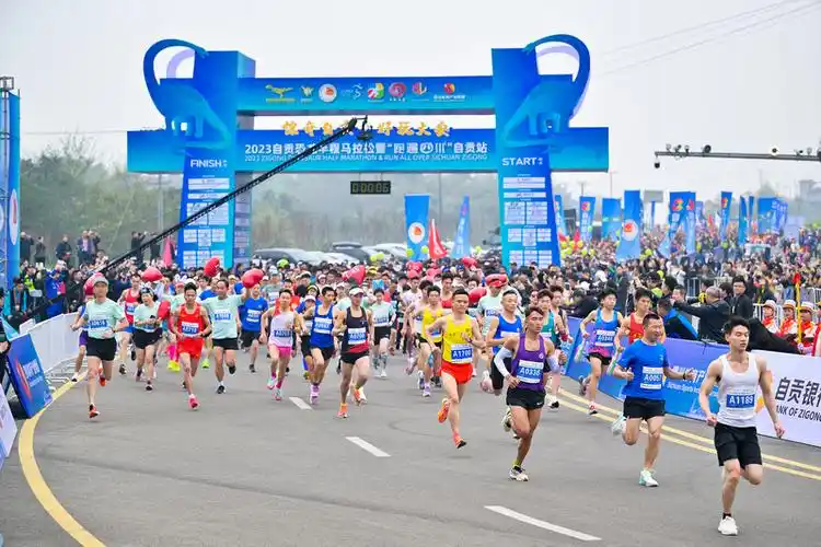 马拉松鸣枪开赛 6000余名跑步爱好者激情角逐_fororder_1比赛现场