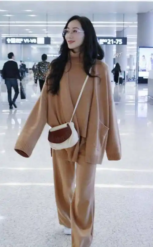 37岁韩雪现身机场,穿灰色套装"风情"依旧,随手撩发人比花娇_整体_外套