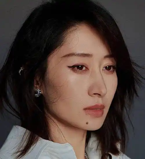 刘敏涛穿蓝色皮衣秀小细腿仰头流泪被怒赞美到骨子里