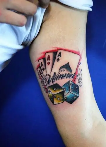 大臂扑克色子纹身图案