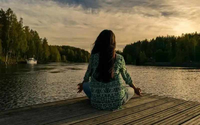 一个人安安静静的发呆着